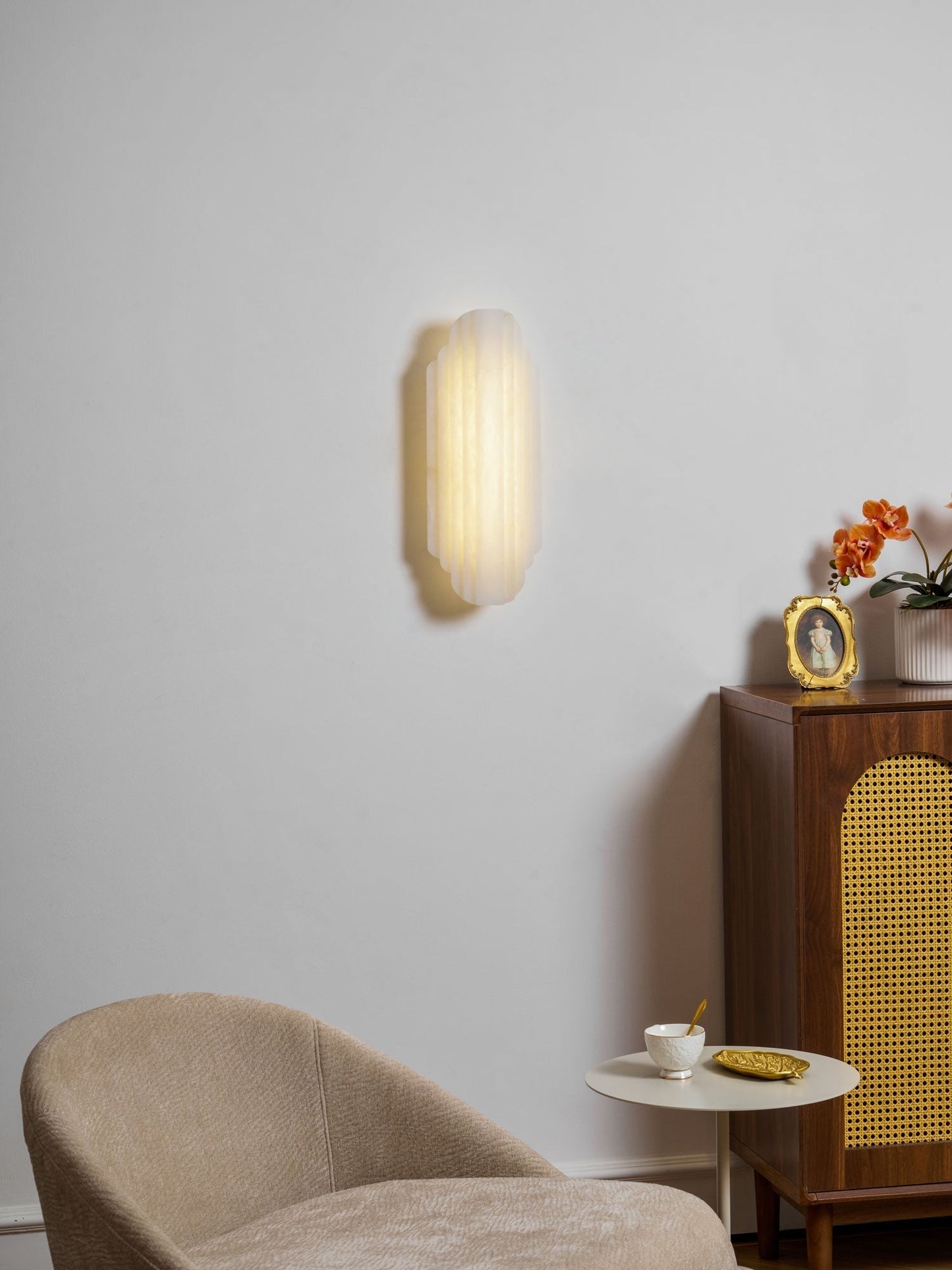 Layered Alabaster LED Wall Sconce / ∅ 7.9″ x H 29.5″ / White / Warm Light